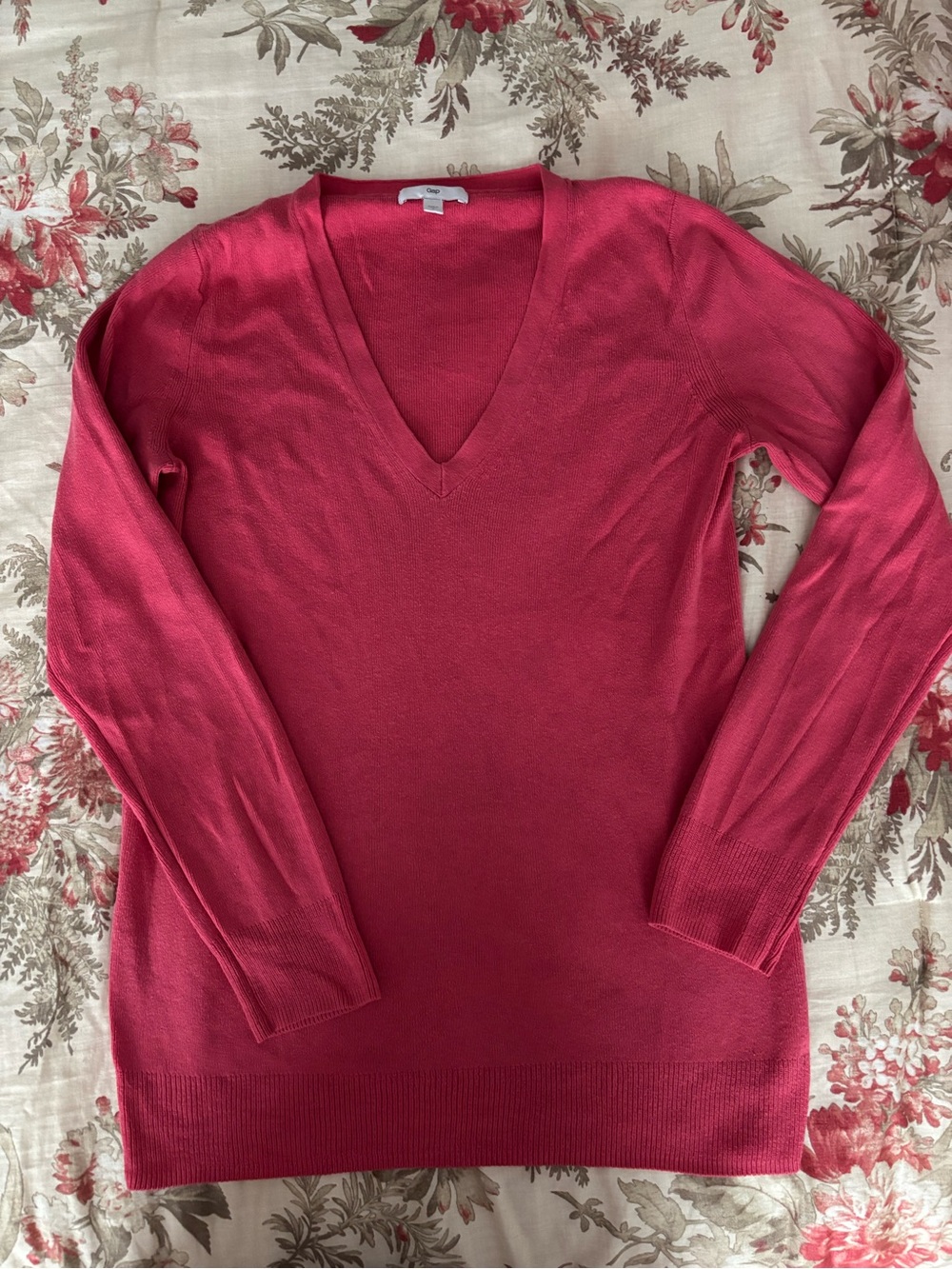 GAP Women's V-Neck Sweater in  Pink